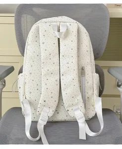 Weißer Sternen Rucksack mit silbernen Sternen, stylische Schultasche für Pendeln und Reisen.