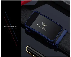Dettaglio in primo piano di cintura da uomo in pelle con elegante fibbia automatica blu.