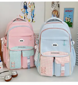 Vue détaillée de sacs à dos scolaires mignons style dopamine avec poches à carreaux.