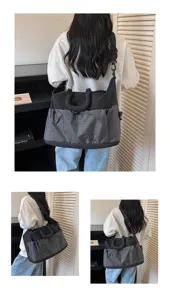 Multifunktionaler Reisetasche Detailansicht mit Schultergurt und Karomuster Design.