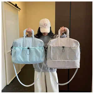 Reisetasche Detailansicht mit grossem Stauraum, Tragegriffen und praktischer Vordertasche.