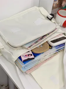 Süße weiße Umhängetasche im College-Stil, große Kapazität Schultasche für Studenten.