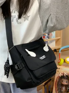 Schwarze Canvas Messenger Tasche mit Engelsflügeln und Umhängetasche Detailansicht