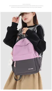 Vista dettagliata dello zaino doppio casual rosa e grigio con tasca frontale e grazioso ciondolo.