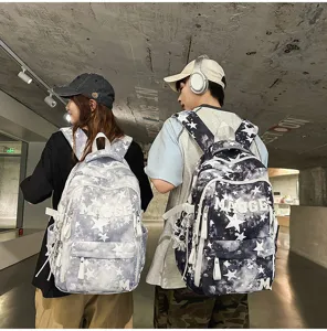 Detailansicht des stilvollen Paar-Rucksacks mit Sternenmuster großer Kapazität Schultasche.