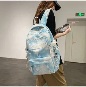 Detailansicht eines trendigen blauen Sternen-Canvas-Schülerrucksacks mit viel Stauraum und Stil.