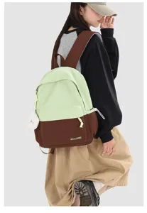 Vista dettagliata dello zaino universitario bicolore elegante con grazioso ciondolo per la scuola.