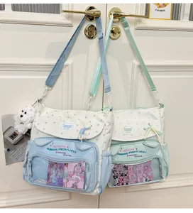 Vue détaillée du sac bandoulière en toile style doux avec poche transparente et charm adorable.