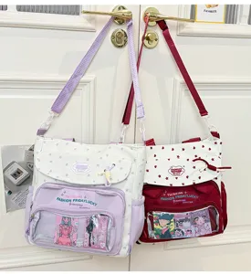Joli sac bandoulière ita style doux avec motifs étoiles et cœurs et poche avant transparente.