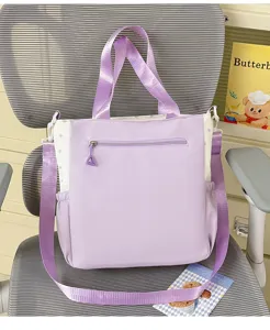 Vue détaillée du grand sac cabas épaule en toile violette, léger et joli style étudiant.
