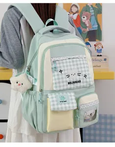 Vista dettagliata di un grazioso zaino in tela verde menta stile coreano a quadri con peluche.