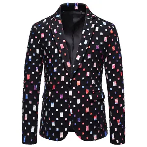 Dettaglio blazer colorato da uomo, giacca elegante unica con fori per spettacoli.