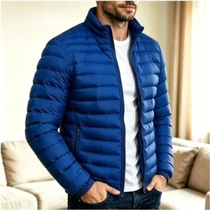 Blaues Herren Stehkragen Steppjacke Detailbild mit warmer Textur und modischem Freizeitschnitt.