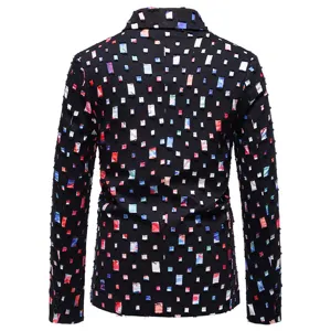 Giacca blazer casual nera da uomo vista posteriore con motivi rettangolari perforati colorati.