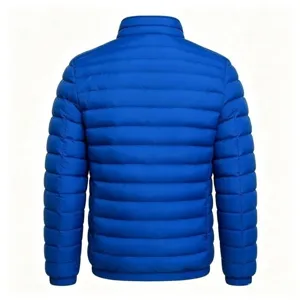 Rückansicht Detail der blauen Herren Stehkragen Pufferjacke Winter warme Oberbekleidung nah