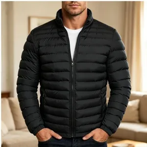 Detailansicht der schwarzen Herren Winterjacke mit Stehkragen und modischem Stepp-Design.