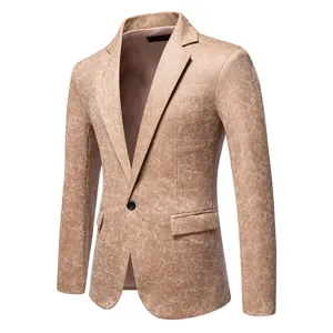 Dettaglio del tessuto del blazer strutturato cachi con bottone singolo e colletto risvolto.