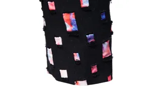 Vista dettagliata della giacca da uomo elegante con ritagli colorati perforati.