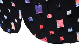 Giacca da uomo dettaglio tessuto, nero con toppa quadrata colorata design vintage, look elegante.