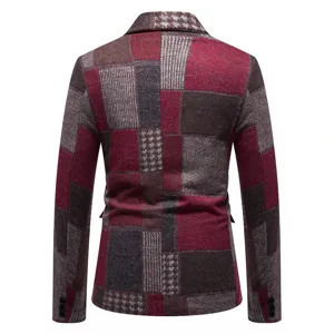 Giacca blazer uomo in tweed patchwork retrò, stile casual, moda invernale vista posteriore.