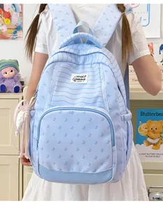 Dettaglio zaino scolastico azzurro carino con stampa farfalla e rifinitura in pizzo dolce.
