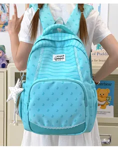 Dettaglio zaino scolastico con stampa farfalla blu, borsa casual per studenti giornaliera.
