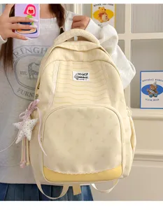 Vista dettagliata dello zaino scolastico stampato leggero e capiente per studenti.