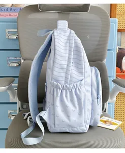 Zaino azzurro con stampa di farfalle nel dettaglio, borsa casual con tasche laterali.