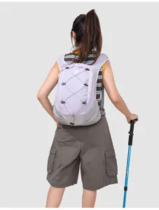 Vista dettagliata dello zaino da esterno viola chiaro con corde elastiche e spallacci.