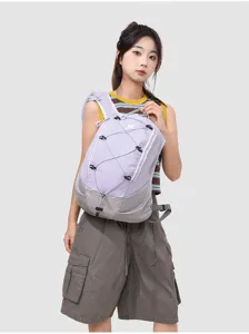 Dettaglio dello zaino da trekking leggero viola e grigio con cordini elastici e tasca a rete.