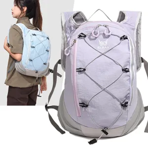 Zaino da trekking leggero e funzionale per escursionismo e viaggi all'aperto.