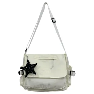 Weiße Segeltuch Umhängetasche für Damen, lässige Schultertasche mit Sternanhänger.