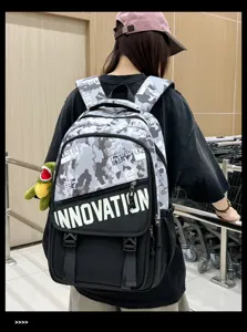 Détail de sac à dos camouflage cool avec grande capacité, design élégant pour un usage quotidien.