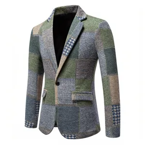 Vista dettagliata del blazer da uomo vintage in tweed con motivi patchwork classici.