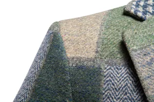 Dettaglio giacca blazer patchwork in tweed da uomo con texture di tessuto lana retrò.
