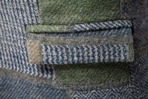 Dettaglio del tessuto e della lavorazione delle tasche della giacca da abito in tweed vintage.