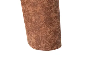 Primo piano del dettaglio della texture del tessuto in pelle marrone per abito uomo.