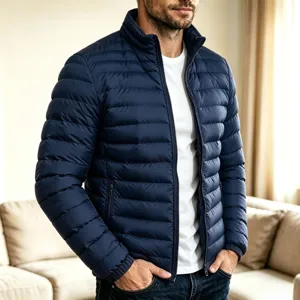 Herren Einfarbig Marineblau Stehkragen Pufferjacke Detailaufnahme, lässige Winter Oberbekleidung.