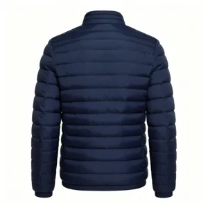 Rückansicht Detailansicht der dunkelblauen Herren Steppjacke mit Stehkragen und Nähten.