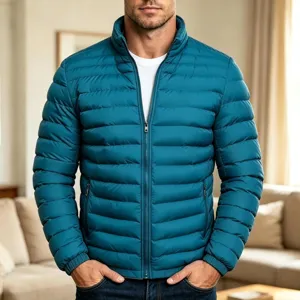 Nahaufnahme Detail der Herren einfarbigen Stehkragen Pufferjacke mit Reißverschluss für Herbst.