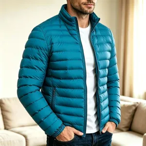 Nahaufnahme einer blauen Herren Stehkragen Winterjacke mit Reißverschluss, Detailansicht.