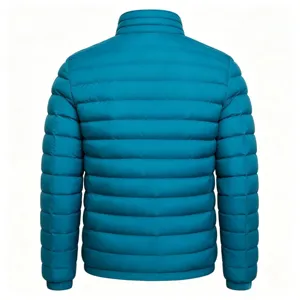 Rückseite Detail von Herren einfarbig Stehkragen Pufferjacke in Blau, bequeme Winterkleidung.