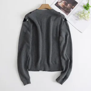 Detailansicht Damen grauer Strickpullover Cardigan mit schickem Schultermuster, Freizeitkleidung.