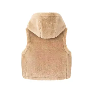 Primer plano de la textura del chaleco con capucha de forro polar, con costuras cuidadas.