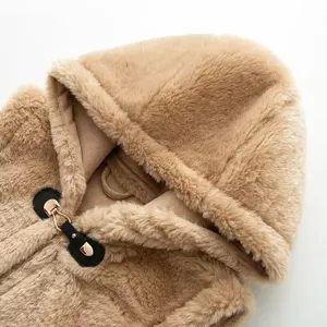 Detalle de chaleco con capucha de felpa pelo sintético, prenda de abrigo invierno suave, beige.