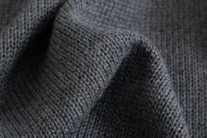Dunkelgrauer Strickpullover Stoffdetail mit weicher Textur und feiner Naht für Damen.