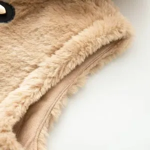 Primer plano detalle del cuello del chaleco de forro polar kaki textura suave y calida