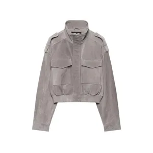 Nahaufnahme der grauen Wildleder Kurzjacke mit Schulterklappen und aufgesetzten Taschen.