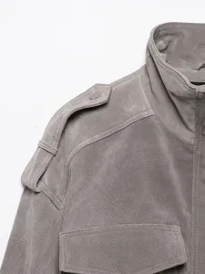 Detailaufnahme der grauen Damen Wildlederjacke mit elegantem Stehkragen Schulterklappe.