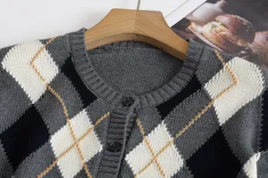 Detailaufnahme des grauen Damen Strickcardigans mit Rautenmuster und feiner Textur.